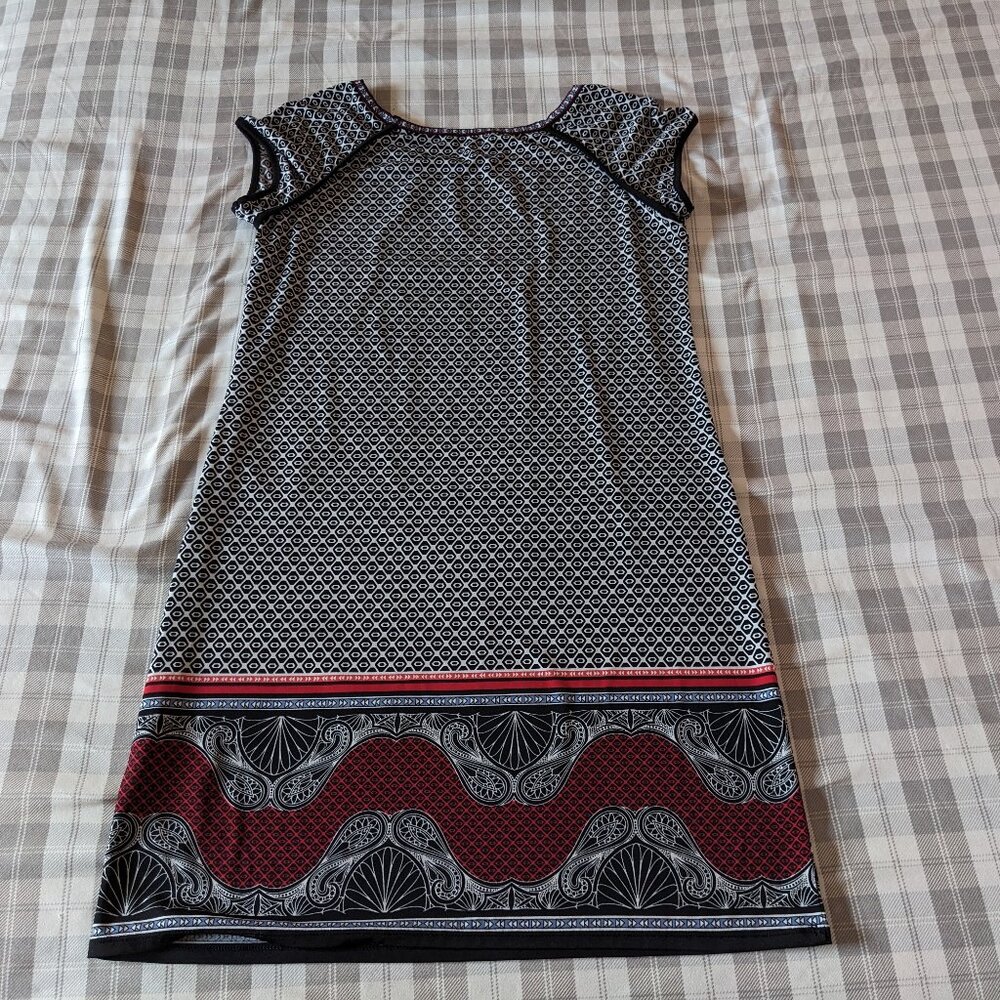 Max Studio Geometric Print Shift Dress (Black White and Red Size Medium)